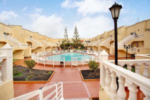 卡勒达德福斯特Liomor Luxury的从酒店阳台可欣赏到游泳池的景色
