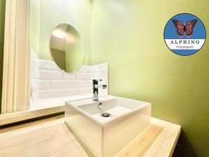 里摩日Le Général, optimal et central的浴室设有白色水槽和镜子