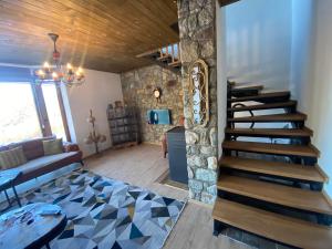 普里兹伦Villa Gjelbër的客厅位于房子内,设有螺旋楼梯