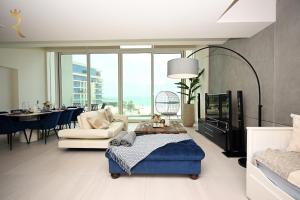 阿布扎比1BR Loft Soul Beach Escape - Mamsha Al Saadiyat的一间客厅,客厅中间有一个蓝色的奥斯曼