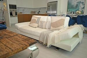 阿布扎比1BR Loft Soul Beach Escape - Mamsha Al Saadiyat的客厅配有带枕头的白色沙发