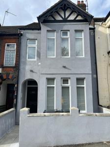 卢顿339 High Town Road的街上带白色窗户的灰色房子
