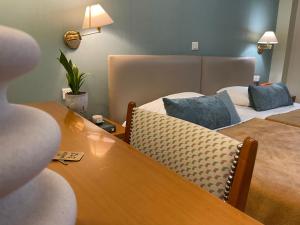 海若克利欧格列柯酒店 的一间会议室,配有桌子和两张床