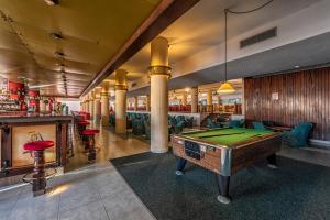 克罗姆港Grupotel Club Cala Marsal的大堂设有台球桌和酒吧