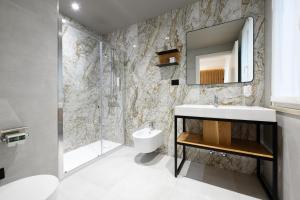 西尔米奥奈莫罗酒店的一间带水槽和镜子的浴室