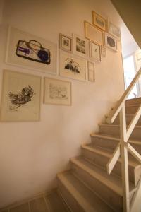 波尔Holiday Home ART - Bol的墙上有照片的房子里的楼梯
