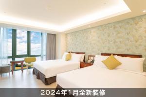 台东娜路弯大酒店 的酒店客房配有两张床和一张书桌