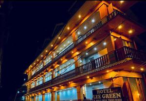 大吉岭Hotel Lee Green- best family hotel in Darjeeling的建筑的一侧有灯