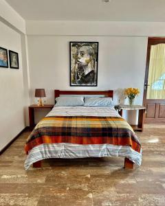 苏克雷La Casa del Cerro的一间卧室配有一张带彩色毯子的床