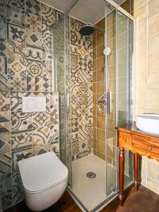 圣贝尔特朗德科曼日Hôtel Candide的带淋浴、卫生间和盥洗盆的浴室