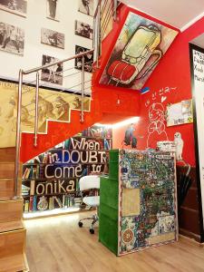 基希讷乌Hostel Amazing Ionika CenterCity的一间设有楼梯的客房,墙上挂有绘画作品