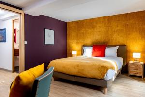 圣马洛Les Létruns - Appart - 4 pers - Vue sur la mer的一间卧室配有一张带红色枕头的大床