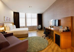 Şekerpınarı塞克派那酒店的配有一张床和一张书桌的酒店客房
