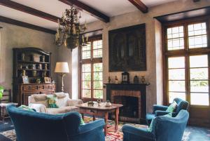 基亚瓦里Relais Rantegosa - Holiday home的客厅配有蓝色椅子和壁炉