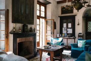 基亚瓦里Relais Rantegosa - Holiday home的客厅设有壁炉和蓝色椅子