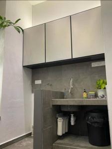 马六甲[New] Backlane Elegance 5pax Near Jonker 800m的厨房配有水槽和白色橱柜