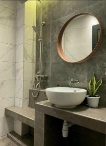 马六甲[New] Backlane Elegance 5pax Near Jonker 800m的一间带水槽和镜子的浴室