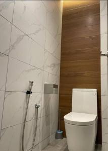 马六甲[New] Backlane Elegance 5pax Near Jonker 800m的一间带卫生间和淋浴的浴室