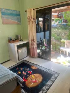 象岛cher lonely beach resort Koh chang的客厅设有通往庭院的门。