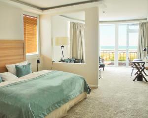 蒂门多弗施特兰德SeeHuus Lifestyle Hotel的一间卧室配有一张床,享有海景