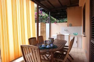 圣维托罗卡波Acquamarina32的厨房里配有一张木桌和椅子