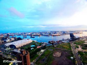 高雄85大樓景觀月租套房的城市和河流的空中景观