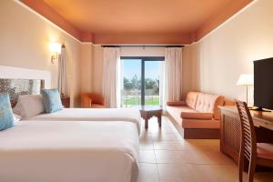 萨伊迪耶伊波罗之星度假酒店的酒店客房,设有两张床和一张沙发