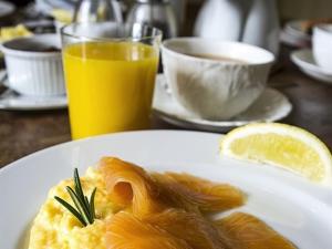 Crook道弗德住宿加早餐旅馆的桌上的一小盘食物和橙汁