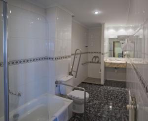 阿斯图里亚斯酒店的一间浴室