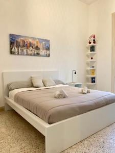 巴勒莫Urban poet retreat的白色卧室配有一张白色的大床