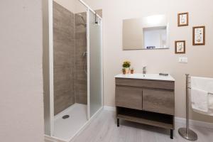 布雷西亚Appartamento terrazza Cavour的带淋浴和盥洗盆的浴室
