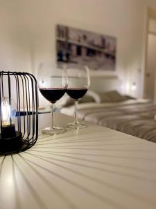 巴勒莫Urban poet retreat的桌子上放两杯红葡萄酒
