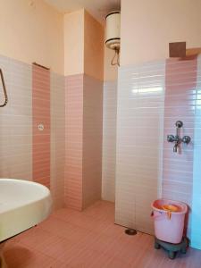 斋浦尔Hotel Braj Haveli的一间带浴缸、淋浴和桶的浴室