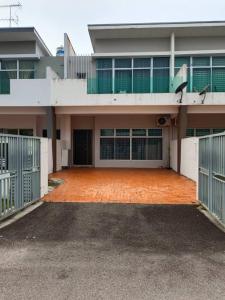 Bandar PenawarHomestay Desaru Utama @Escadia的大楼前的一个空停车位