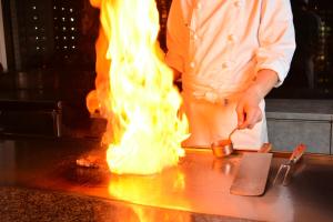 东京东京湾阿祖尔酒店的厨师在壁炉旁准备食物