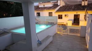 塞内斯德拉韦加Chalet con piscina a 20 minutos de Sierra Nevada的房屋阳台上的游泳池