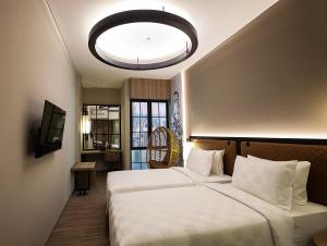 雅加达Posto Dormire Sudirman的一间卧室设有两张床和大窗户