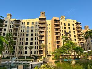 迪拜New 2 bedroom entire apartment in Madinat Jumeirah Living的一座棕榈树环绕的大建筑