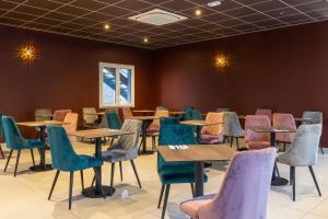 莱斯卡尔Best Western Hotel & SPA Pau Lescar Aeroport的一间房间,配有桌椅