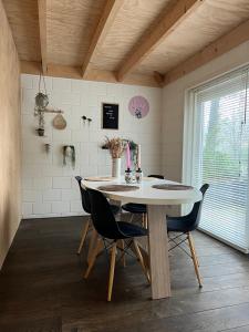 TerschuurDe Appelhoeve的一间带桌子和椅子的用餐室