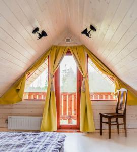 VoseKakerdaja Private Sauna的客房设有床、椅子和窗户。