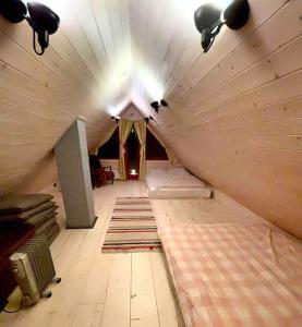 VoseKakerdaja Private Sauna的阁楼间设有天花板、灯和垫子