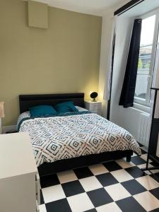 克莱蒙费朗Les Aiguilles Dorées - Marché Saint Pierre, Victoire, Jaude的一间卧室配有一张床,铺有一个 ⁇ 板地板