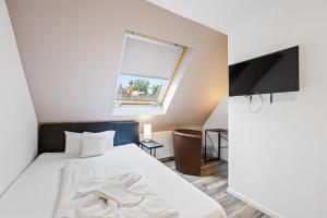 BerghausenHotel Phoenix的一间卧室设有一张床和一个窗口