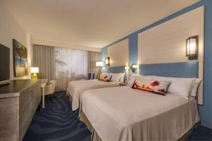 奥兰多洛伊斯蓝宝石瀑布度假酒店的酒店客房设有两张床和电视。