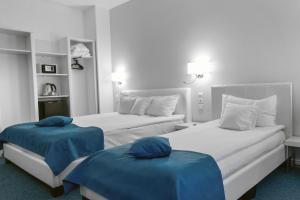 康斯坦察Continental Forum Constanta的酒店客房带两张蓝色床罩