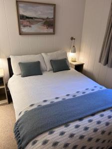 MorenishEllesmere Lodge的一间卧室配有一张带蓝色毯子的大床