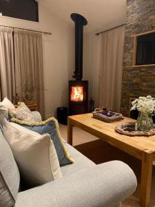 MorenishEllesmere Lodge的客厅设有壁炉和木桌。