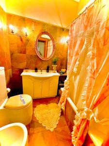 波罗斯Odysseas ART Villa的一间带水槽、卫生间和镜子的浴室