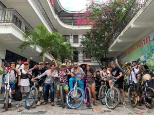 宁平Elizabeth Hotel Tam Coc的一群人用自行车拍照